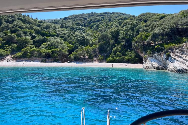 Поглед од едрилица кон залив во Јонското Море